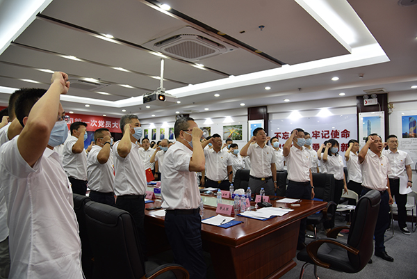 全体党员在周瑞基带领下重温入党誓词.jpg
