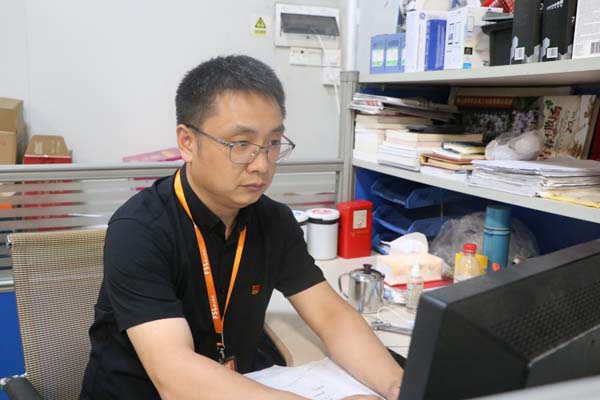 3.杨辉单人工作照.jpg