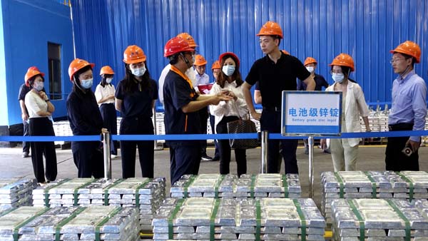投资者一行参观韶关冶炼厂生产现场.jpg