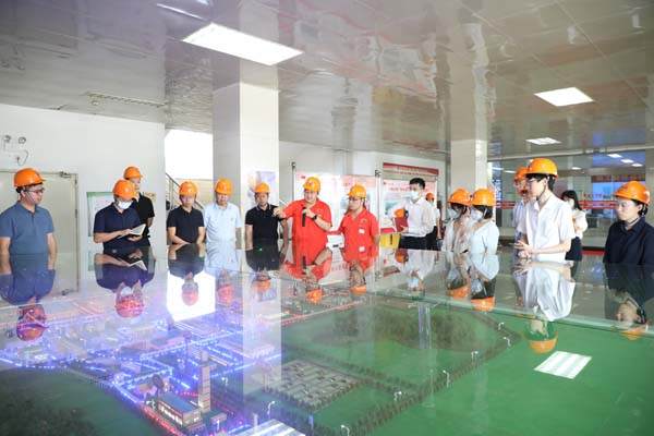 投资者一行参观丹霞冶炼厂炼锌渣项目沙盘模型.jpg