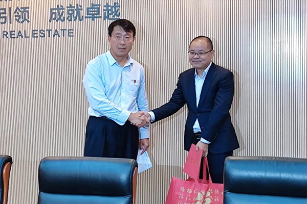 王如海到广晟地产开展节前“送温暖”慰问活动.jpg