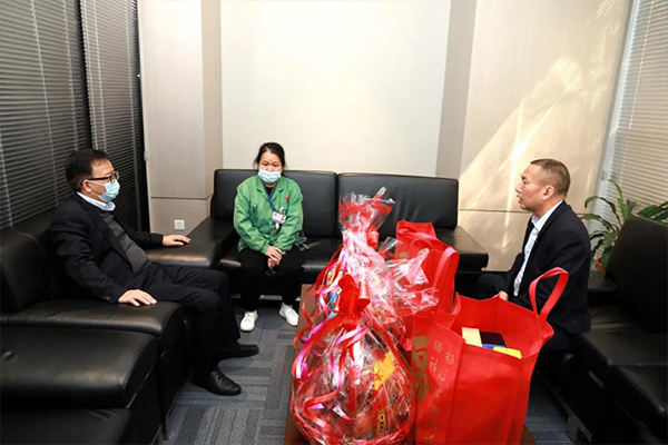 陈胜光带队到风华高科检查安全环保工作并慰问困难职工-图2.jpg