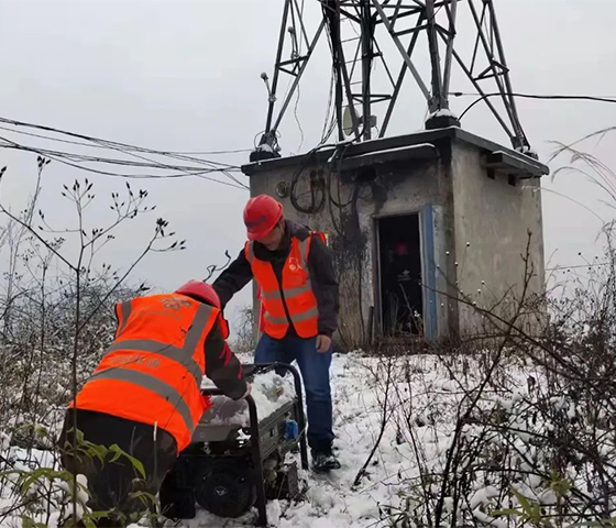 严寒中，坚守通信抢修一线 雪山里，奋力守护通信畅通--记中人建设党员先锋队抗击风雪，抢修通信线路-图1.jpg