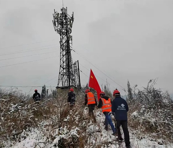 严寒中，坚守通信抢修一线 雪山里，奋力守护通信畅通--记中人建设党员先锋队抗击风雪，抢修通信线路-图2.jpg