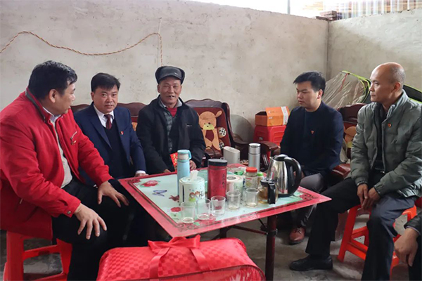 广晟有色红岭公司接连获赠6面锦旗-图2.jpg