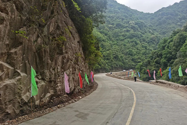 以路惠民 以路兴乡——广晟有色投资扩建的Y370乡道正式通车-图3.jpg