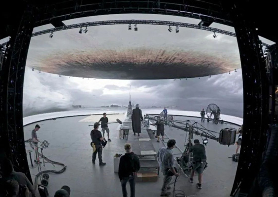 首部星球大战番外真人剧集《曼达洛人》拍摄所用的270°环绕型椭圆视频墙和巨大天幕屏，由国星光电提供核心显示器件。.jpg