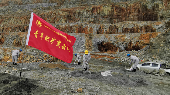 采矿部青年突击队现场潜孔取样.jpg