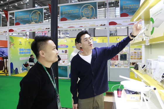 佛山照明展出智能照明、光触媒健康照明等领域的相关产品和解决方案1.jpg